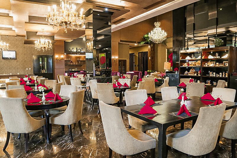La Vie En Rose Dine & Lounge