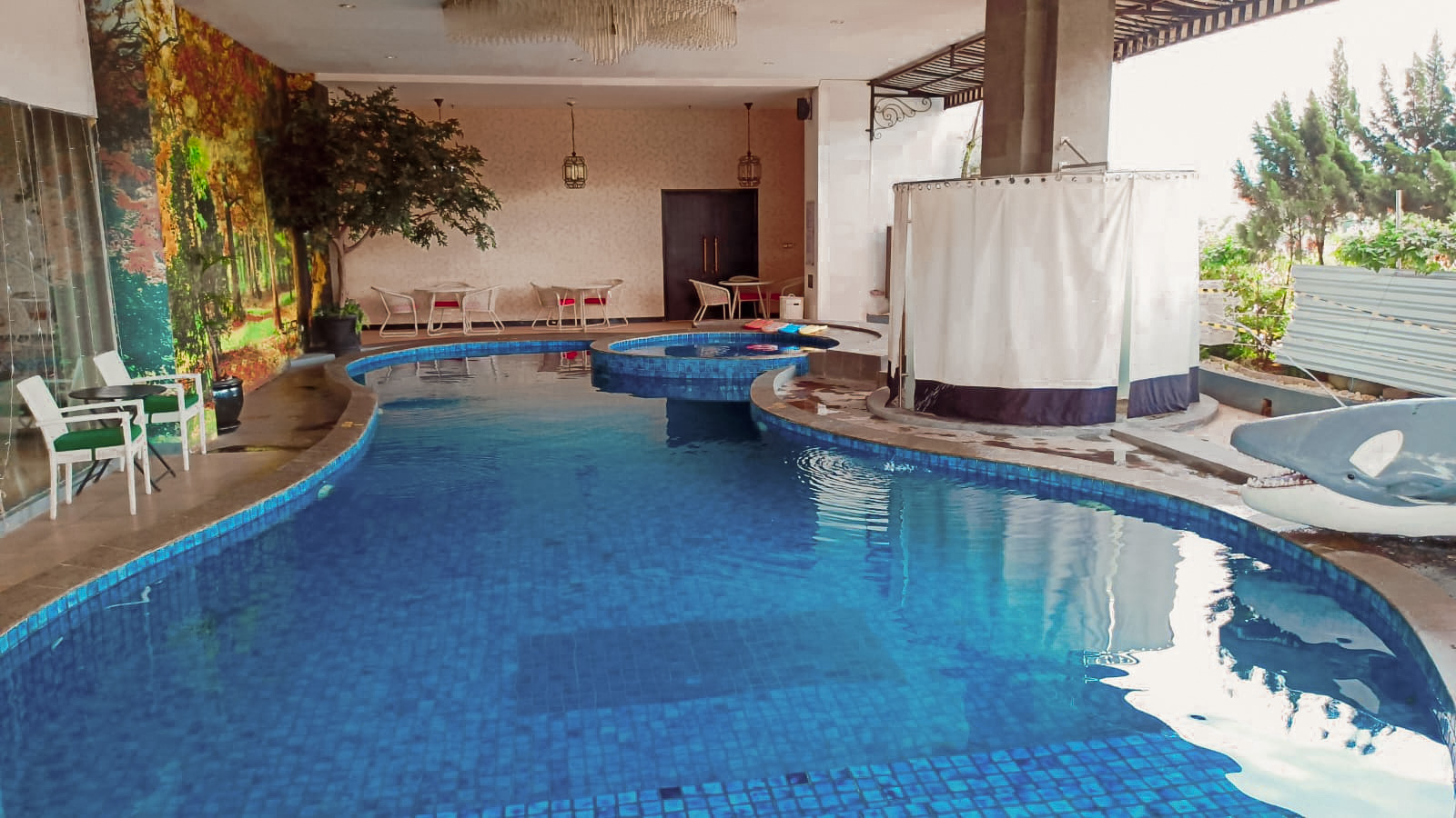Amaroossa Royal Bogor Swimming Pool 2